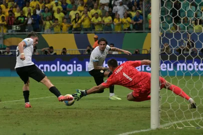 Rochet no jogo Brasil x Uruguai
