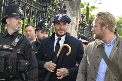 English former football player David Beckham leaves Westminster Hall, at the Palace of Westminster, in London on September 16, 2022 after paying his respects to the coffin of Queen Elizabeth II as it Lies in State. - Queen Elizabeth II will lie in state in Westminster Hall inside the Palace of Westminster, until 0530 GMT on September 19, a few hours before her funeral, with huge queues expected to file past her coffin to pay their respects. (Photo by Louisa Gouliamaki / AFP)Editoria: HUMLocal: LondonIndexador: LOUISA GOULIAMAKISecao: imperial and royal mattersFonte: AFPFotógrafo: STF<!-- NICAID(15208429) -->