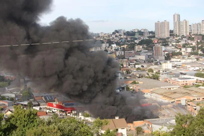 Um incêndio de grandes proporções atinge a empresa Tabone, localizada na Rua Evaristo de Antoni, no bairro São José, em Caxias do Sul, na tarde desta terça-feira (22). O fogo começou por volta das 14h30min.<!-- NICAID(16021826) -->