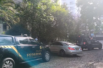 Leandro Rodrigues / Agencia RBS Pouco depois das oito da manhã, desta quinta-feira, três viaturas da Polícia Federal deixaram um escritório de advocacia, localizado na Praça Maurício Cardoso, no bairro Moinhos de Vento, em Porto Alegre. No local, funciona o escritório de advocacia St<!-- NICAID(16166360) -->
