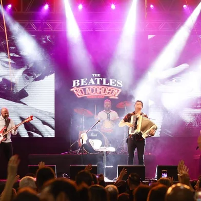 Grupo se apresenta no Bamboo Bar em noite que também terá tributo a Barão Vermelho com a banda Carne Crua. Ingressos podem ser adquiridos no local por R$ 35.O The Beatles no Acordeon está realizando uma série de shows em alusão aos dez anos de trajetória comemorados no mês de março. A próxima parada será nesta sexta-feira (29), com apresentação no Bamboo Bar, localizado ao lado do Bangalô, em Bento Gonçalves.A noite de celebração, que começa a partir das 20h, ainda terá tributo a Barão Vermelho, Cazuza e Frejat com a banda Carne Crua. Os ingressos estarão à venda no local por R$ 35.<!-- NICAID(15716370) -->