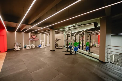 Academia W7 de Garibaldi.Espaço para treino de gluteos. <!-- NICAID(16042342) -->
