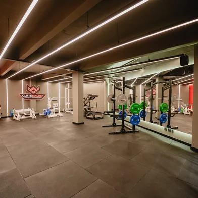 Academia W7 de Garibaldi.Espaço para treino de gluteos. <!-- NICAID(16042342) -->