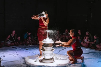 A Estação Téti, centro cultural voltado à infância e às famílias em Caxias do Sul, recebe no dia 1º de fevereiro (domingo) o espetáculo “Chuá – descobertas na água”, uma experiência teatral especialmente criada para bebês, nenês e crianças pequenas de 0 a 3 anos. A apresentação, que também encanta adultos e toda a família, ocorre às 15h, em um ambiente pensado para acolher, estimular e provocar descobertas sensoriais desde os primeiros anos de vida. Os ingressos já podem ser garantidos pelo Sympla.<!-- NICAID(16210176) -->
