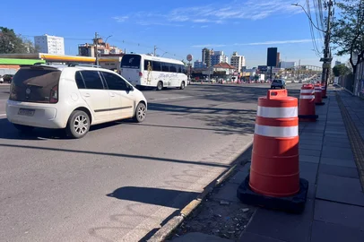 Começou nesta quarta-feira (8), a construção de mais um túnel no trecho metropolitano da BR-116. O canteiro de obras foi iniciado em Canoas, nas imediações do Conjunto Comercial Canoas, onde uma travessia sob a rodovia ligará a Rua Domingos Martins à Avenida Dr. Sezefredo Azambuja Vieira. A obra irá durar pelo menos 12 meses, período em que os usuários do trecho precisarão estar atentos a desvios e eventuais bloqueios do tráfego no local.<!-- NICAID(16141576) -->