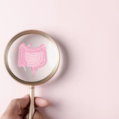 Magnifier focus to stomach with intestine virtual icon, probiotics food for gut health, intestine cancer, bowel inflammatory. Healthy care concept.Intestino - Foto: Kiattisak/stock.adobe.comIndexador: Magnifier focus to stomach with Fonte: 611416501Fotógrafo: Magnifier focus to stomach with <!-- NICAID(15757748) -->