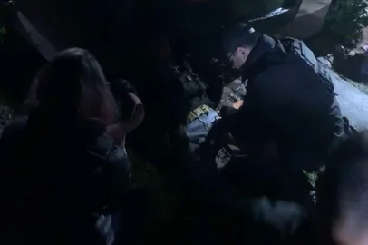 Um inspetor da Polícia Civil foi baleado durante uma operação Departamento Estadual de Investigações do Narcotráfico (Denarc), que tem como alvo um grupo criminoso envolvido na venda de armas, de dentro do sistema penitenciário, e no tráfico de drogas. A ofensiva é realizada na manhã desta terça-feira (5) na Capital e na Região Metropolitana. Até o momento, há 24 presos.<!-- NICAID(16094517) -->