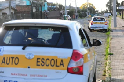 CAXIAS DO SUL, RS, BRASIL, 24/09/2020. Cerca de dez mil pessoas aguardam para fazer exames de Carteira de Habilitação na Serra. Detran pretende aumentar aplicação de provas a candidatos a partir do final deste mês. Na foto, condutores, realizam aulas práticas de direção. (Porthus Junior/Agência RBS)<!-- NICAID(14600749) -->