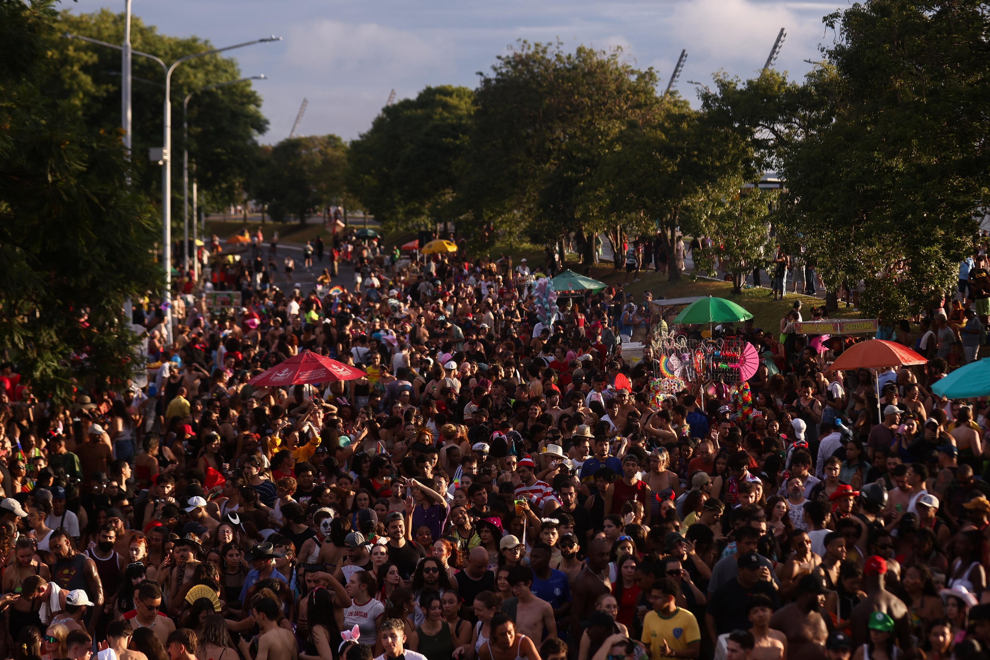 Mesmo com chuva, Carnaval de Rua de Porto Alegre agita foli&otilde;es na orla do Gua&iacute;ba