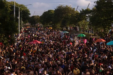 PORTO ALEGRE, RS, BRASIL, 17-02-2026: Circuito de blocos que participam da programação oficial do Carnaval de Rua 2026, em Porto Alegre. Na terça-feira (17), último dia do circuito, os blocos iniciam na Usina do Gasômetro e seguem até a rótula das Cuias. Foto: Bruno Todeschini/Agência RBS<!-- NICAID(16227254) -->