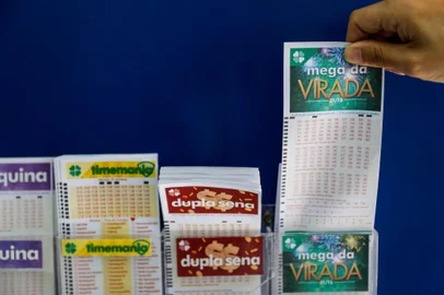 Porto Alegre, RS, Brasil, 04/12/2024 - Lotérica Brilho da Sorte. Prêmios de loteria atraem público no final do ano. - Foto: Michël Pozzi/Agência RBS<!-- NICAID(15928412) -->