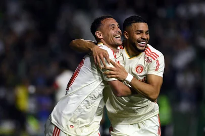 GOIÁS X INTERNACIONALGO - BRASILEIRÃO/GOIÁS X INTERNACIONAL - ESPORTES - Alan Patrick (e), do Internacional, comemora após marcar gol durante a partida entre Goiás e Internacional válida   pela 12ª rodada do Campeonato Brasileiro, no estádio Hailé Pinheiro (Serrinha), em Goiânia, na noite desta quarta-  feira (15).    15/06/2022 - Foto: EDU ANDRADE/FATOPRESS/ESTADÃO CONTEÚDOEditoria: ESPORTESLocal: GOIANIAIndexador: EDU ANDRADEFotógrafo: FATOPRESS<!-- NICAID(15125681) -->