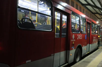 PORTO ALEGRE, RS, BRASIL, 06/06/2024- Terminal de ônibus na Rua Uruguai. Foto: Ronaldo Bernardi / Agencia RBS<!-- NICAID(15781590) -->