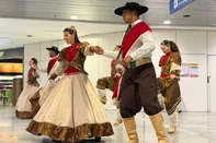 Nesta terça-feira (15/09), a Setur realizou uma ação no Aeroporto Internacional Salgado Filho para recepcionar quem chegava. Com música ao vivo e danças típicas, artistas locais deram as boas-vindas aos visitantes.<!-- NICAID(16366069) -->