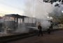 Ônibus pega fogo na Estrada João de Oliveira Remião, na zona leste de Porto Alegre