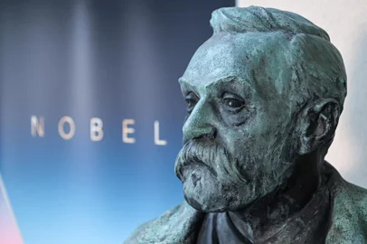 (FILES) A statue of Alfred Nobel is pictured ahead a press conference to announce the winner of the 2022 Nobel Prize in Physiology or Medicine in Stockholm, Sweden, on October 3, 2022. On Monday, October 2, 2023, a week of announcements of the Nobel Prize will kick off. The awards, first handed out in 1901, were created by Swedish inventor and philanthropist Alfred Nobel in his 1895 will to celebrate those who have "conferred the greatest benefit on mankind." (Photo by Jonathan NACKSTRAND / AFP)Editoria: HUMLocal: StockholmIndexador: JONATHAN NACKSTRANDSecao: award and prizeFonte: AFPFotógrafo: STR<!-- NICAID(15557935) -->