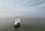 Reprodução do histórico barco de Giuseppe Garibaldi atraca em Porto Alegre; veja imagens