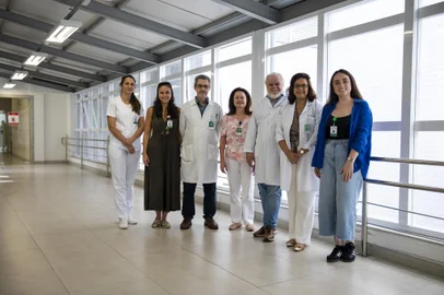 - Fotos para a coluna Informe Especial da Juliana Bublitz.- PORTO ALEGRE, RS, BRASIL, 27.11.2023: Parte dos integrantes do Comitê de Bioética do Hospital de Clínicas. Foto: Camila Hermes/Agencia RBS<!-- NICAID(15610112) -->