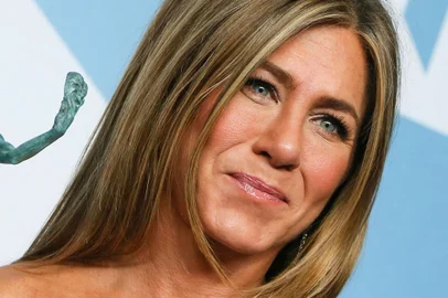 26th Annual Screen Actors Guild Awards - Press RoomUS actress Jennifer Aniston poses with the trophy for Best Performance by an Actress In A Television Series - Drama in the press room during the 26th Annual Screen Actors Guild Awards at the Shrine Auditorium in Los Angeles on January 19, 2020. (Photo by Jean-Baptiste Lacroix / AFP)Editoria: ACELocal: Los AngelesIndexador: JEAN-BAPTISTE LACROIXSecao: cinemaFonte: AFPFotógrafo: STR<!-- NICAID(15431830) -->