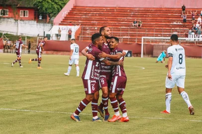 O Juventus-SC, adversário do Caxias, estreou com empate, 1 a 1, diante do São Luiz, neste domingo (17), no estádio João Marcatto, em Jaraguá do Sul. <!-- NICAID(15071028) -->