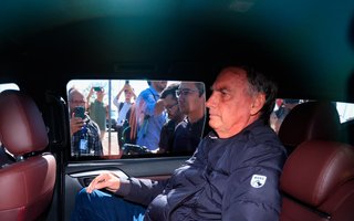 Tornozeleira e toque de recolher: medidas restritivas são impostas a Bolsonaro por Alexandre de MoraesDF - BOLSONARO/PF/BUSCAS/MEDIDAS RESTRITIVAS - POLÍTICA - O ex-presidente da República, Jair Messias Bolsonaro (PL), deixa a Secretaria de   Estado de Administração Penitenciária (SEAP), em Brasília,  após a colocação da   tornozeleira eletrônica,  nesta sexta-feira, 18 de julho de 2025.  Bolsonaro foi   alvo de mandados da Policia Federal (PF) nesta manhã. O ex-presidente também foi   submetido a medidas restritivas, autorizadas pelo ministro Alexandre de Moraes, do   Supremo Tribunal Federal (STF). Ele fará uso de tornozeleira eletrônica, além de   precisar se submeter a recolhimento domiciliar das 19h às 7h, em dias úteis, e   durante todo o final de semana. O ex-presidente também foi proibido de acessar   redes sociais e não poderá se comunicar com diplomatas ou embaixadores   estrangeiros.   18/07/2025 - Foto: WILTON JUNIOR/ESTADÃO CONTEÚDOEditoria: POLÍTICALocal: BRASÍLIAIndexador: WILTON JUNIORFonte: ESTADAO CONTEUDOFotógrafo: ESTADÃO CONTEÚDO<!-- NICAID(16083341) -->
