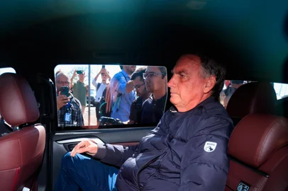 Tornozeleira e toque de recolher: medidas restritivas são impostas a Bolsonaro por Alexandre de MoraesDF - BOLSONARO/PF/BUSCAS/MEDIDAS RESTRITIVAS - POLÍTICA - O ex-presidente da República, Jair Messias Bolsonaro (PL), deixa a Secretaria de   Estado de Administração Penitenciária (SEAP), em Brasília,  após a colocação da   tornozeleira eletrônica,  nesta sexta-feira, 18 de julho de 2025.  Bolsonaro foi   alvo de mandados da Policia Federal (PF) nesta manhã. O ex-presidente também foi   submetido a medidas restritivas, autorizadas pelo ministro Alexandre de Moraes, do   Supremo Tribunal Federal (STF). Ele fará uso de tornozeleira eletrônica, além de   precisar se submeter a recolhimento domiciliar das 19h às 7h, em dias úteis, e   durante todo o final de semana. O ex-presidente também foi proibido de acessar   redes sociais e não poderá se comunicar com diplomatas ou embaixadores   estrangeiros.   18/07/2025 - Foto: WILTON JUNIOR/ESTADÃO CONTEÚDOEditoria: POLÍTICALocal: BRASÍLIAIndexador: WILTON JUNIORFonte: ESTADAO CONTEUDOFotógrafo: ESTADÃO CONTEÚDO<!-- NICAID(16083341) -->