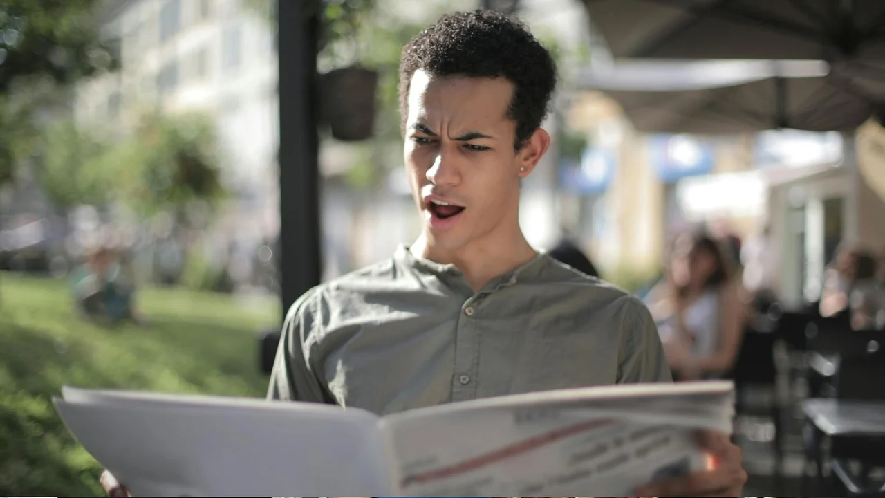 Foto de Andrea Piacquadio: https://www.pexels.com/pt-br/foto/foto-em-foco-raso-de-homem-lendo-jornal-3799099//Pexels.com