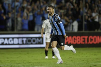 Caxias do Sul, RS, Brasil, 16/04/2023 - Grêmio vs Santos no Alfredo Jaconi pelo Campeonato Brasileiro Série A 2023. João Pedro - Foto: Jefferson Botega/Agência RBS<!-- NICAID(15404292) -->