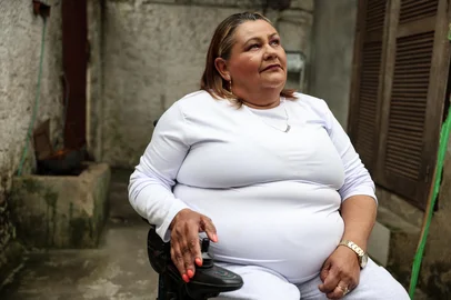 CANOAS, RS, BRASIL, 16-07-2025: Elisabete Ramos, 57 anos, é sobrevivente da poliomielite. A doença foi eliminada das Américas há mais de três décadas. Quando tinha apenas 7 meses de idade, a aposentada contraiu o poliovírus. Seus braços e sua perna ficaram paralisados. Após fisioterapia, ela conseguiu voltar a mexer os braços, mas sempre precisou de muletas e de aparelho para a perna. Elisabete é um dos cases do especial sobre vacinação.<!-- NICAID(16081498) -->