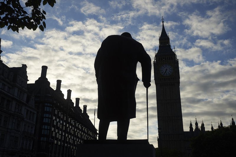 A statue of Winston Churchill is silhouetted by Big Ben and the Houses of Parliament in central London on June 24, 2016.Britain has voted to break out of the European Union, striking a thunderous blow against the bloc and spreading panic through world markets Friday as sterling collapsed to a 31-year low. / AFP PHOTO / Niklas HALLE'NEditoria: POLLocal: LondonIndexador: NIKLAS HALLE'NSecao: referendaFonte: AFPFotógrafo: STR<!-- NICAID(12279633) -->