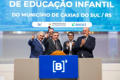 O grupo Inova BH, de Belo Horizonte (MG), é o vencedor do leilão da Parceria Público Privada (PPP) da Educação Infantil de Caxias do Sul. O resultado foi conhecido na tarde desta terça-feira (8) na B3, em São Paulo (SP). O projeto prevê a construção de 31 novas escolas de Educação Infantil na rede municipal e a criação de sete mil vagas. No leilão, a proposta vencedora foi que a solicitou o menor valor a ser pago mensalmente pela prefeitura. O grupo mineiro ofereceu deságio de 19,13%. Ou seja, R$ 1,5 milhão a menos do que os R$ 8,2 milhões estipulados pelo município. Assim, o investimento mensal ficará em quase R$ 6,7 milhões. Na foto, prefeito Adiló Didomenico, secretário Marcus Vinicius Caberlon, procurador-geral de Caxias Adriano Tacca, e o ex-secretário Matheus Neres da Rocha. <!-- NICAID(16075883) -->