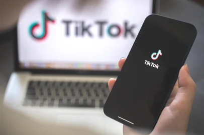 O TikTok foi criado pela empresa chinesa ByteDance m 2016. Atualmente, ele se mantém como uma das redes sociais mais populares ao redor do mundo<!-- NICAID(15441919) -->