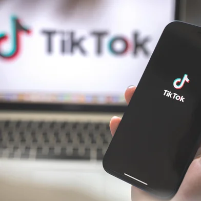 O TikTok foi criado pela empresa chinesa ByteDance m 2016. Atualmente, ele se mantém como uma das redes sociais mais populares ao redor do mundo<!-- NICAID(15441919) -->