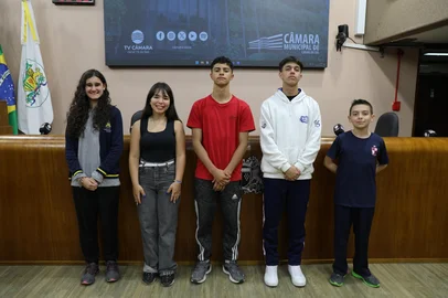 Como mais uma das atividades preparatórias para o Programa Vereador Por Um Dia 2025 , nesta segunda-feira (29/09) , os inscritos escolheram os integrantes da Mesa Diretora que conduzirá a sessão simulada , na próxima semana. O encontro de hoje , no Parlamento caxiense , definiu os seguintes membros da Mesa: João Pedro Bertin de Souza (presidente); Rone Miguel Ribas Sangaletti (1º vice-presidente); João Vítor Batista Bitencourt (2ª vice-presidente); Isabella Silva Duarte (1ª secretária); e Maria Antônia do Nascimento Casagrande (2ª secretária).<!-- NICAID(16135538) -->