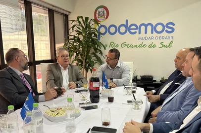 Em almoço com a bancada do Podemos na Assembleia, o ex-governador Ranolfo Vieira Júnior foi convidado a se filiar ao partido e concorrer na eleição de 2026. O atual diretor-presidente do BRDE se desfiliou do PSDB em 2023, condição necessária para assumir o cargo na instituição.<!-- NICAID(16026681) -->