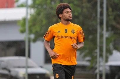O atacante Luiz Adriano participa de treino do Inter no CT Parque Gigante.<!-- NICAID(15610311) -->
