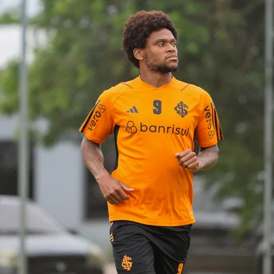 O atacante Luiz Adriano participa de treino do Inter no CT Parque Gigante.<!-- NICAID(15610311) -->