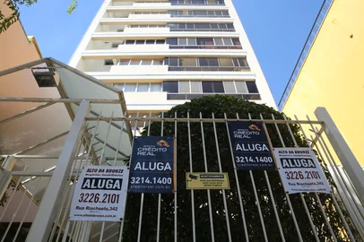 FOTÓGRAFO: TADEU VILANI 30.03.2017Ofertas de imóveis para alugar em Porto Alegre. A recessão reduziu a procura, gerando uma oferta na capital e obrigando proprietários a baixarem os preços.Imóvel na rua Duque de Caxias.FOTÓGRAFO: TADEU VILANI AGÊNCIARBS Editoria Notícias<!-- NICAID(12823703) -->
