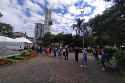Mutirão vacinação e testagem na Praça Dante Alighieri, em Caxias do Sul. Na foto, fila da vacinação<!-- NICAID(14985514) -->