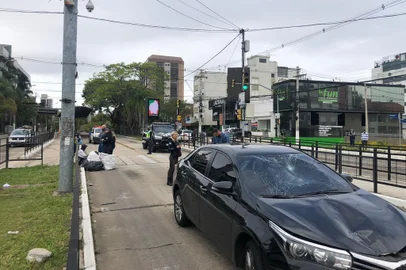 04/10/2021 - PORTO ALEGRE, RS - Pedestre morre atropelado por viatura da polícia na terceira perimetral, em Porto Alegre. Vítima caminhava com o filho quando foi atingido pelo veículo que trafegava pelo corredor. FOTO: Tiago Bitencourt / Agência RBS<!-- NICAID(14905457) -->