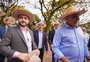 Leite acena com apoio a Melo, mas adia anúncio