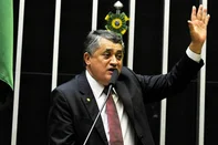 O deputado federal José Guimarães (PT-CE), líder do governo Lula na Câmara dos Deputados, foi internado no domingo (27), em São Paulo, para a realizar uma cirurgia no coração. O procedimento começou por volta das 10h desta segunda-feira (28), conduzido pela equipe dos  médicos Roberto Kalil e Fábio Jatene, no Hospital Sírio-Libanês.<!-- NICAID(16089073) -->