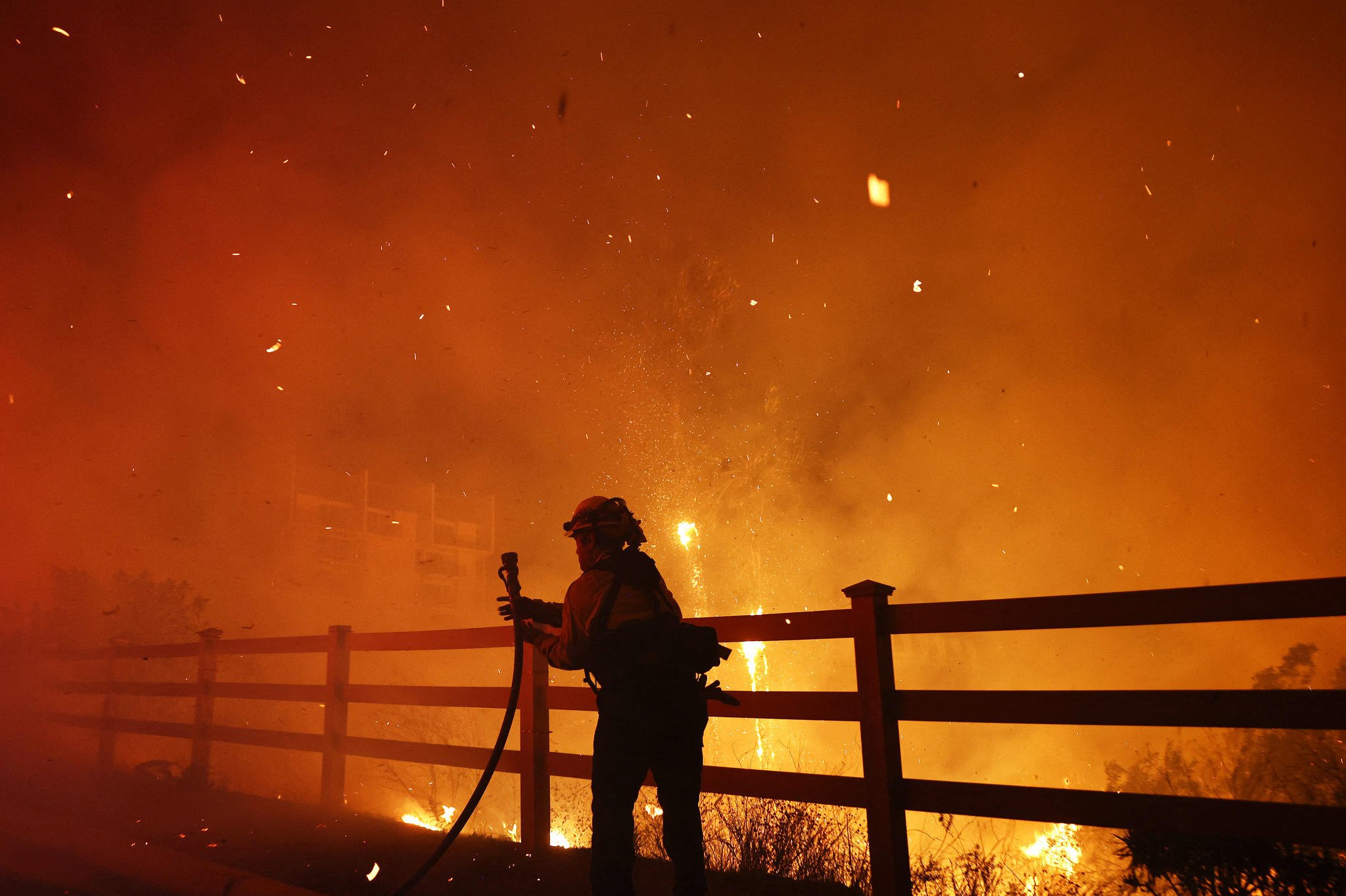 Incêndio "Franklin" avança rapidamente em Malibu, próximo a Los Angeles | GZH