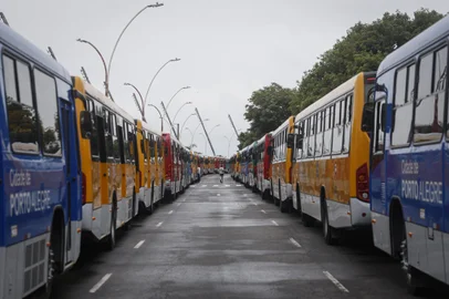 Porto Alegre, RS, Brasil, 14-12-2024: Apresentação de novos ônibus que integram transporte coletivo de Porto Alegre, na avenida Evaldo Pereira Paiva, próximo à Usina do Gasômetro, com a presença do prefeito Sebastião Melo.<!-- NICAID(15935791) -->