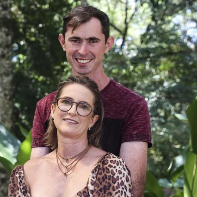 NOVA PETRÓPOLIS, RS, BRASIL - 2022.02.07 - Matéria para o caderno Donna sobre mulheres que namoram homens mais novos, como é o caso de Ilda, que tem 16 anos de diferença do namorado. Na foto: Ilda Abegg e Delmar Dapper (Foto: ANDRÉ ÁVILA/ Agência RBS)Indexador: Andre Avila<!-- NICAID(15009602) -->