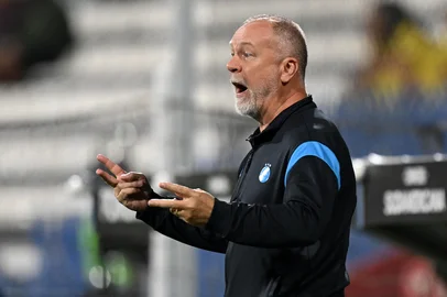 Gremio's Brazilian head coach Mano Menezes gives instructions to his players during the Copa Sudamericana group stage football match between Peru's Atletico Grau and Brazil's Gremio at the Alejandro Villanueva stadium in Lima on May 7, 2025. (Photo by ERNESTO BENAVIDES / AFP)Editoria: SPOLocal: LimaIndexador: ERNESTO BENAVIDESSecao: soccerFonte: AFPFotógrafo: STF<!-- NICAID(16032528) -->