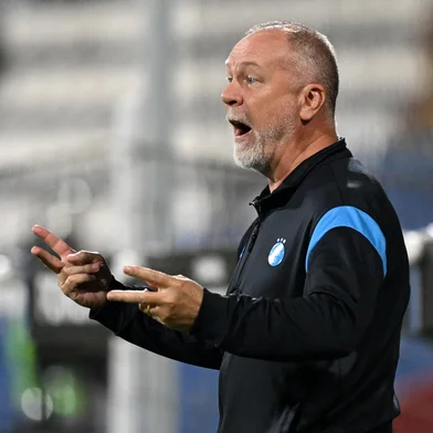 Gremio's Brazilian head coach Mano Menezes gives instructions to his players during the Copa Sudamericana group stage football match between Peru's Atletico Grau and Brazil's Gremio at the Alejandro Villanueva stadium in Lima on May 7, 2025. (Photo by ERNESTO BENAVIDES / AFP)Editoria: SPOLocal: LimaIndexador: ERNESTO BENAVIDESSecao: soccerFonte: AFPFotógrafo: STF<!-- NICAID(16032528) -->