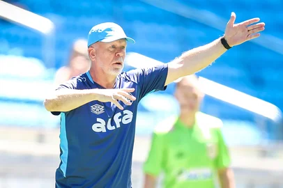 Lucas Uebel / Grêmio/Divulgação RS - FUTEBOL/ TREINO GREMIO 2025 - ESPORTES - Jogadores do Gremio realizam jogo-treino contra o Brasil de Pelotas durante a manha deste sabado, na Arena do Grêmio, na preparação para a partida valida pelo Campeonato Brasileiro 2025. Na foto, Mano Menezes. FOTO: LUCAS UEBEL/GREMIO FBPA<!-- NICAID(16145629) -->