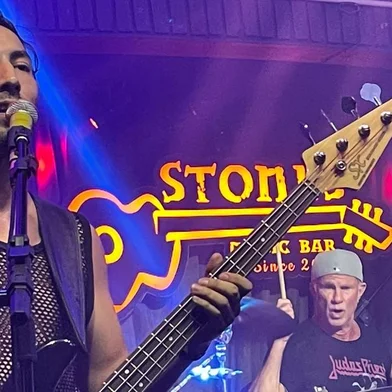 Chad Smith faz apresentação com banda tributo a Red Hot Chilli Peppers<!-- NICAID(15597909) -->