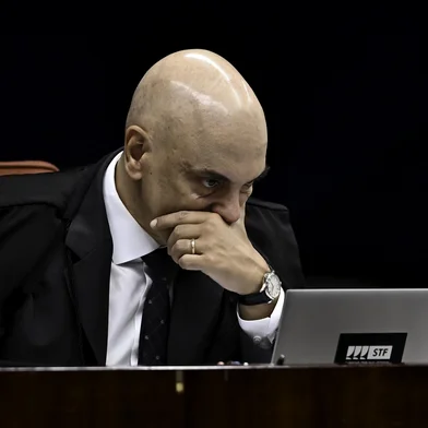 MIN ALEXANDRE DE MORAES SESSÃO 1TURMA STFDF - MIN/ALEXANDRE DE MORAES SESSÃO 1TURMA STF - POLÍTICA - Nesta terça (5) o Ministro do STF Alexandre de Moraes participa da sessão da 1 ª Turma do STF. O ministro decretou a prisão domiciliar do ex-presidente Jair Bolsonaro. 05/08/2025 - Foto: TON MOLINA/FOTOARENA/FOTOARENA/ESTADÃO CONTEÚDOEditoria: POLÍTICALocal: BRASÍLIAIndexador: TON MOLINAFonte: 2781624Fotógrafo: FOTOARENA<!-- NICAID(16094910) -->